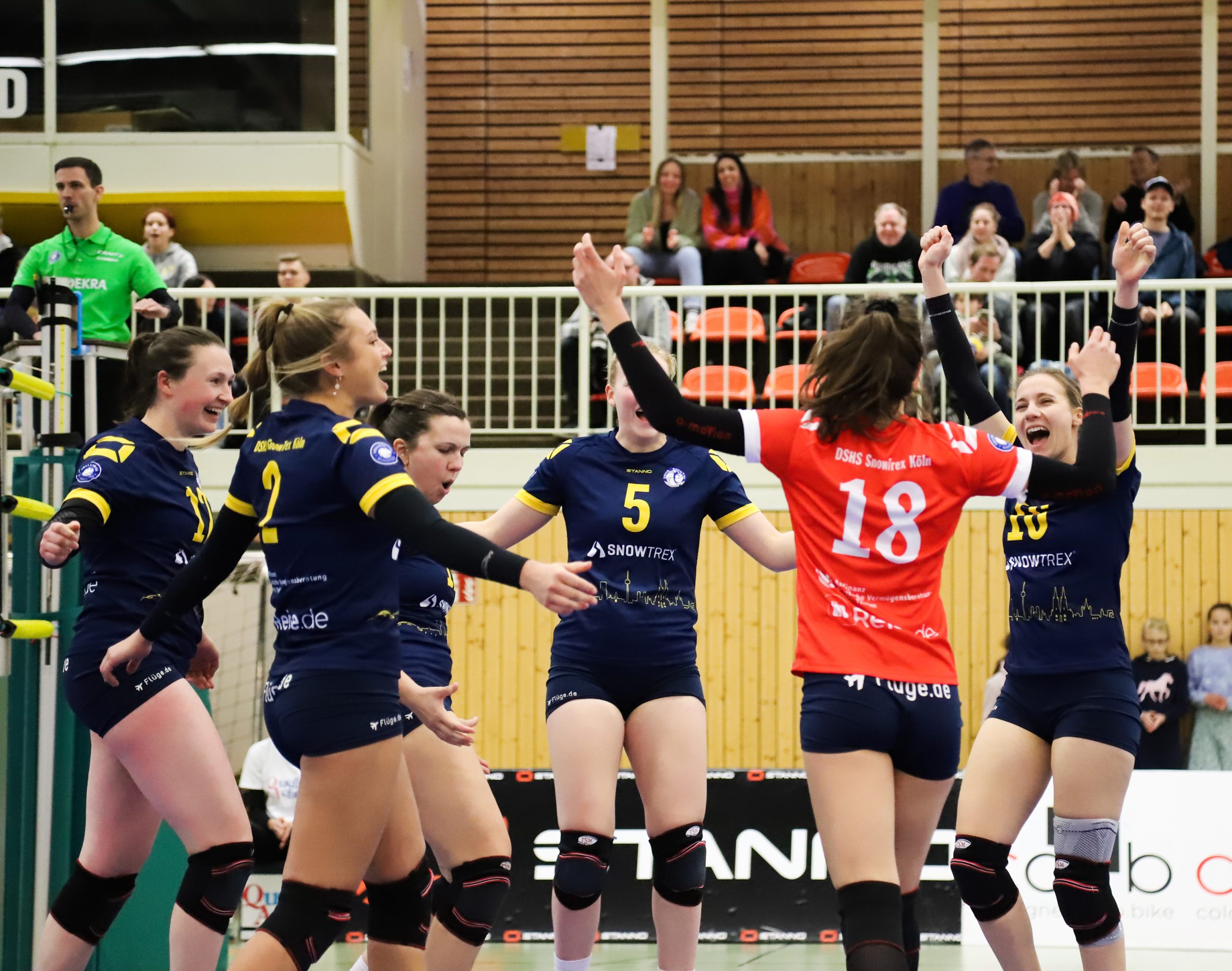 Möchte an die guten Leistungen aus den letzten beiden Saisonspiel anknüpfen: Das Volleyballteam DSHS SnowTrex Köln (Foto: Martin Miseré) Können die Kölner Spielerinnen auch auswärts gegen Ostbevern jubeln? (Foto: Florian Zons)