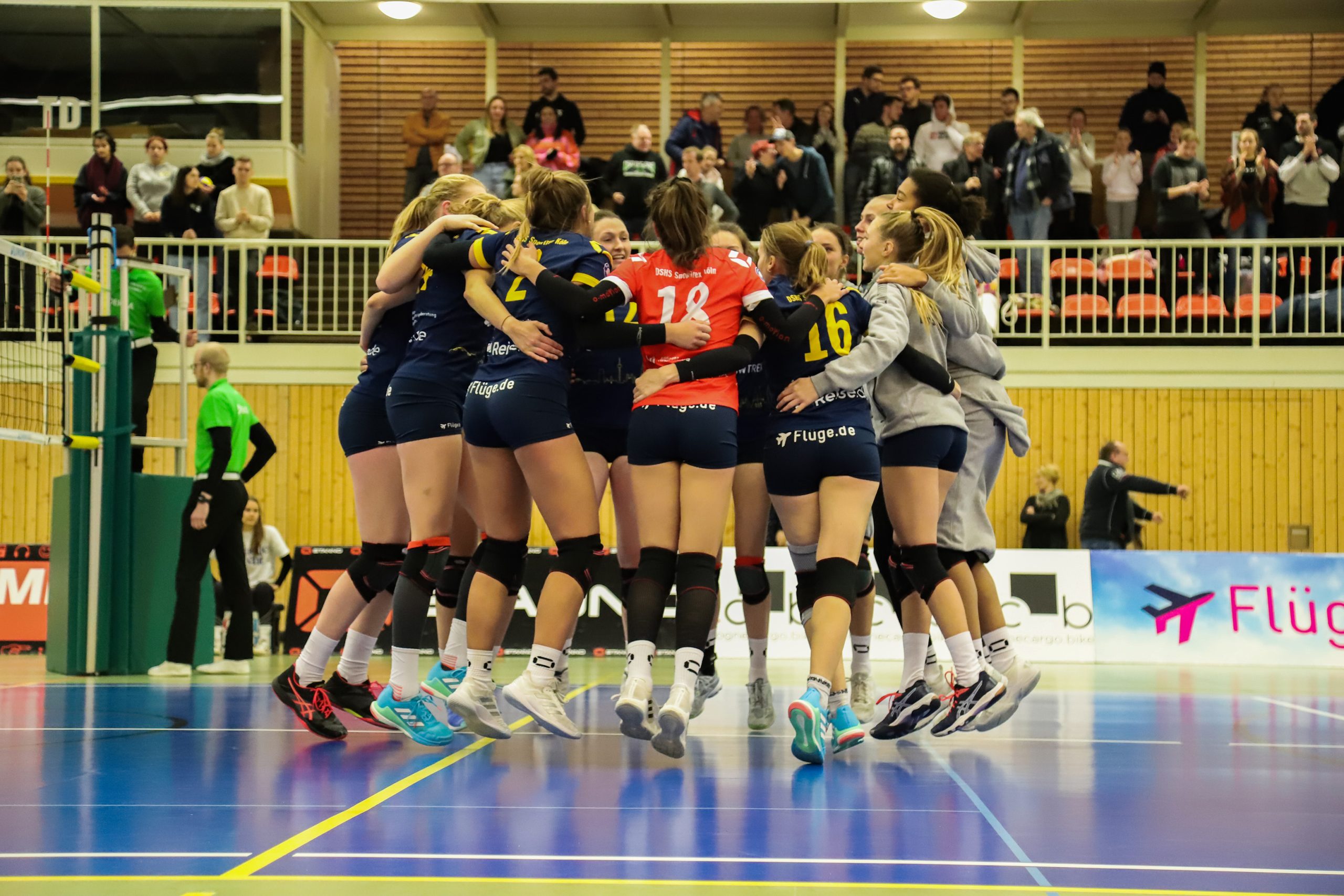 Möchte an die guten Leistungen aus den letzten beiden Saisonspiel anknüpfen: Das Volleyballteam DSHS SnowTrex Köln (Foto: Martin Miseré) Siegestanz - DSHS SnowTrex Köln